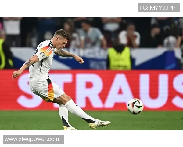 足球明星手环克罗斯的传奇故事与球场背后的感人瞬间 足球明星手环克罗斯的传奇故事与球场背后的感人瞬间