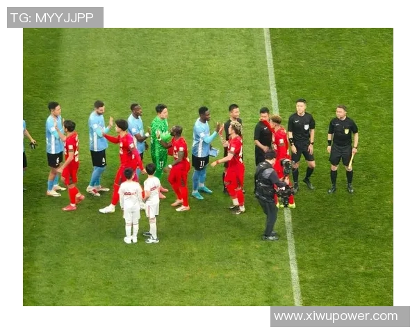 足球明星齐聚一堂合影留念展现球场魅力与友谊的精彩瞬间